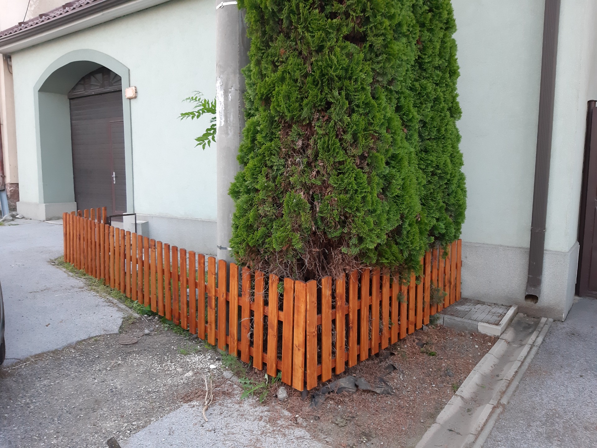 Jednoduchý plot vo farbe gaštan