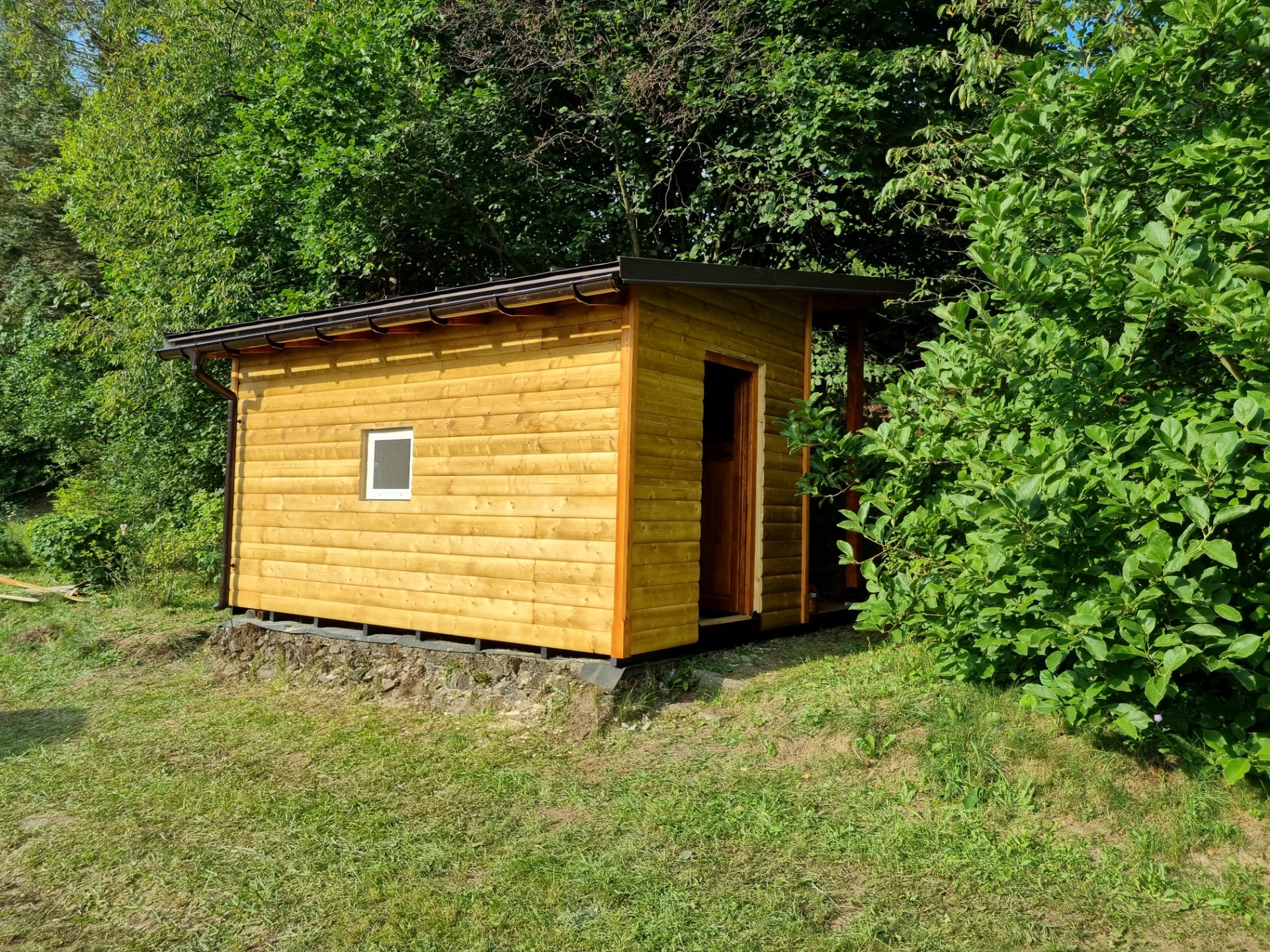 Záhradný domček so zrubovým profilom vo farbe dub