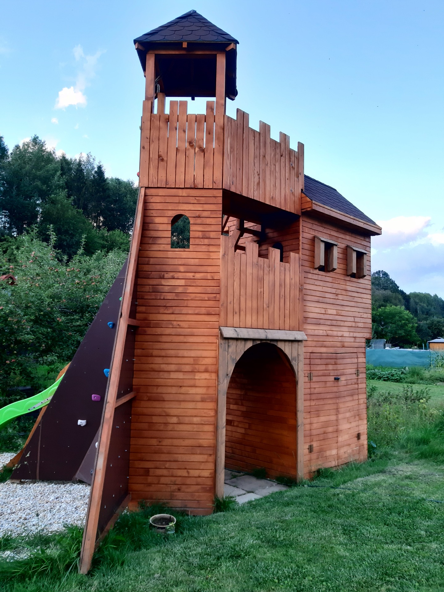 Detský hrad s lezeckou stenou vo farbe gaštan