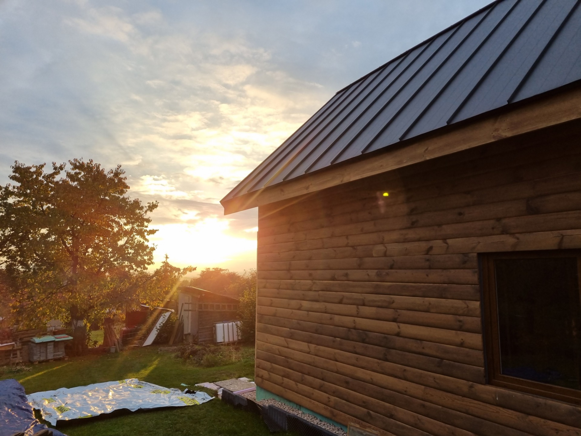 Záhradný domček s diagonálnym obkladom vo farbe tabak